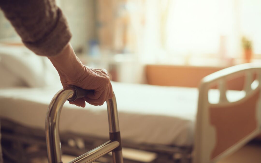Jak wybrać łóżko rehabilitacyjne dla seniora – na co zwrócić uwagę?